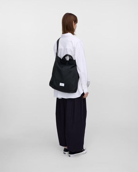 Sac tote/bandoulière 19l en matière recyclée | noir "ground shopper bag - black" - Sandqvist