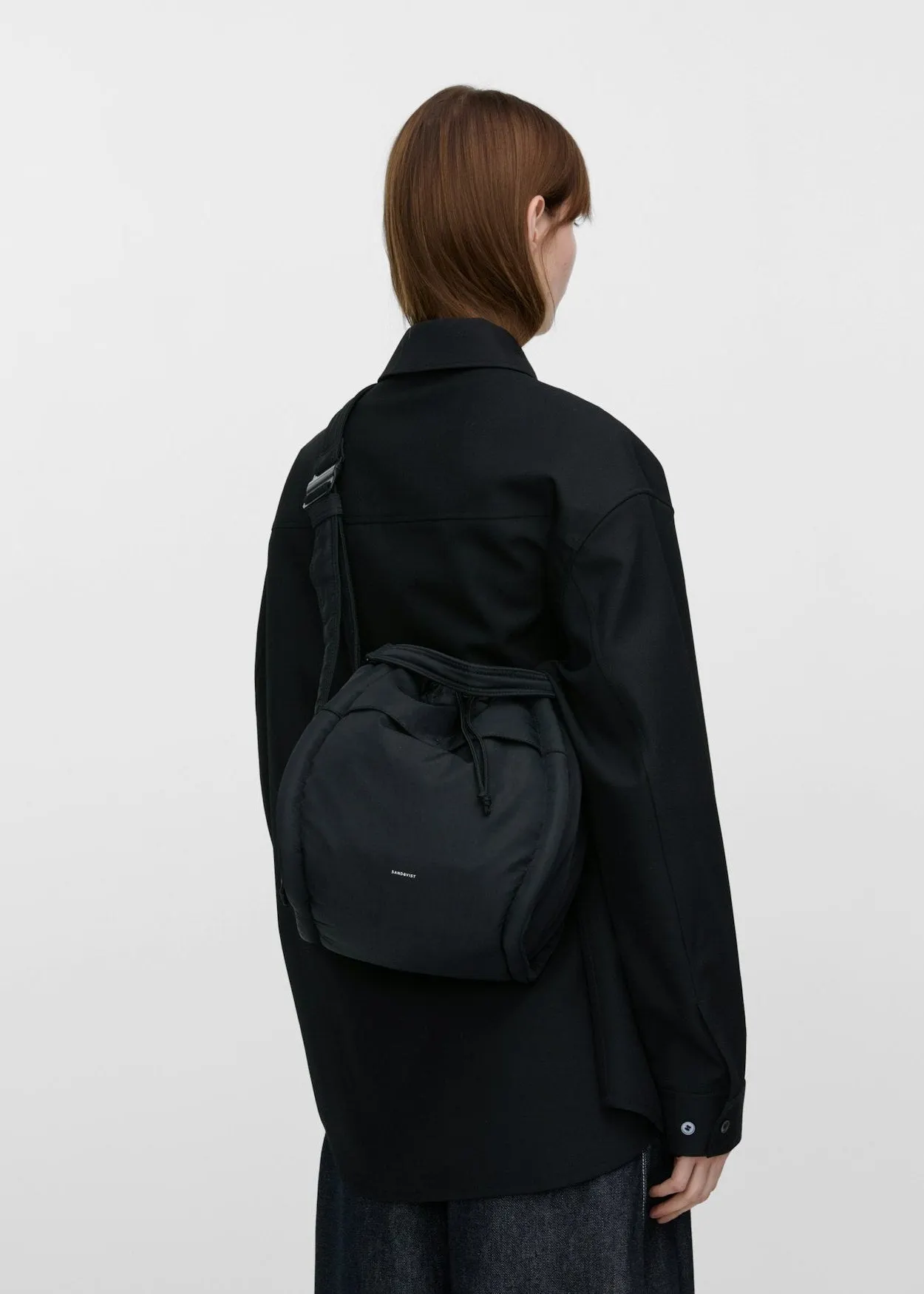 Sac bandoulière 7,5l en matière recyclé | noir "curve bucket bag - black", Sandqvist, photo 2