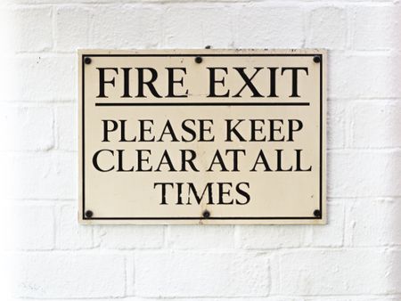 "Sortie incendie. Laisser en permanence une voie dégagée". Si seulement ! | © Krzysztof Hepner / Unsplash