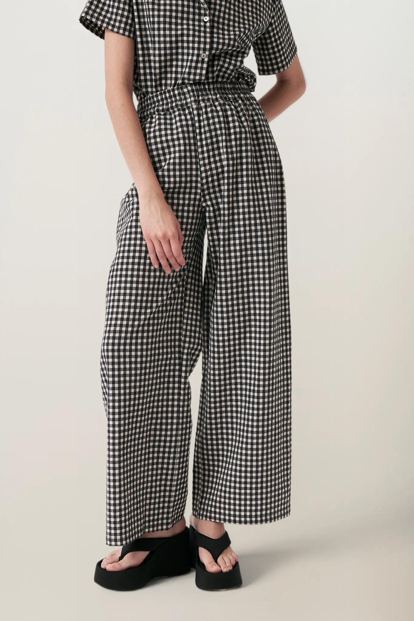 Pantalon léger en coton bio et polyester recyclé | vichy blanc noir "Crush pants - vichy black cream", AMT Studio, photo 2
