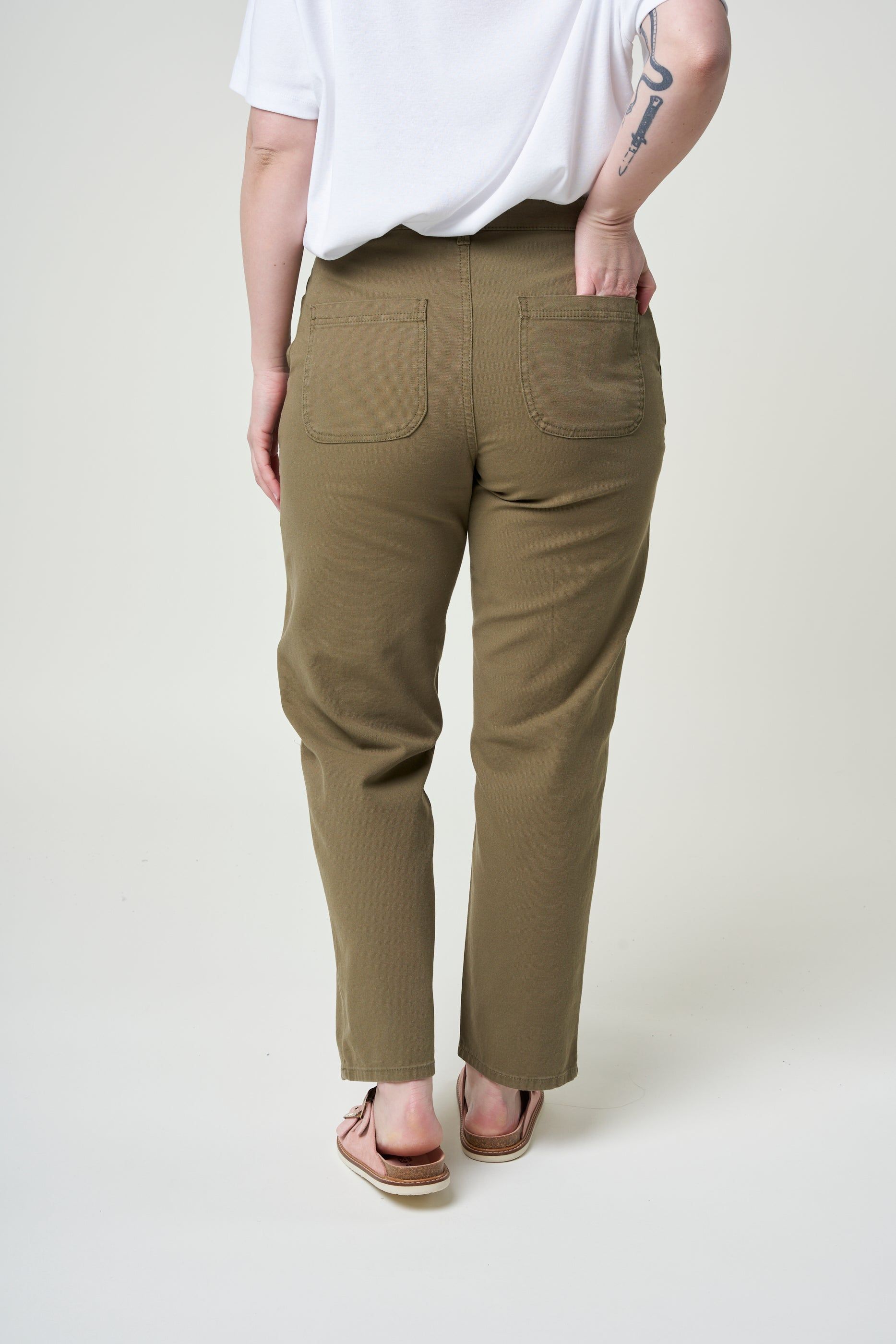 Hose mit geradem Schnitt aus Bio-Baumwolle in Oliv - calla burned olive, Knowledge Cotton Apparel, Foto 3