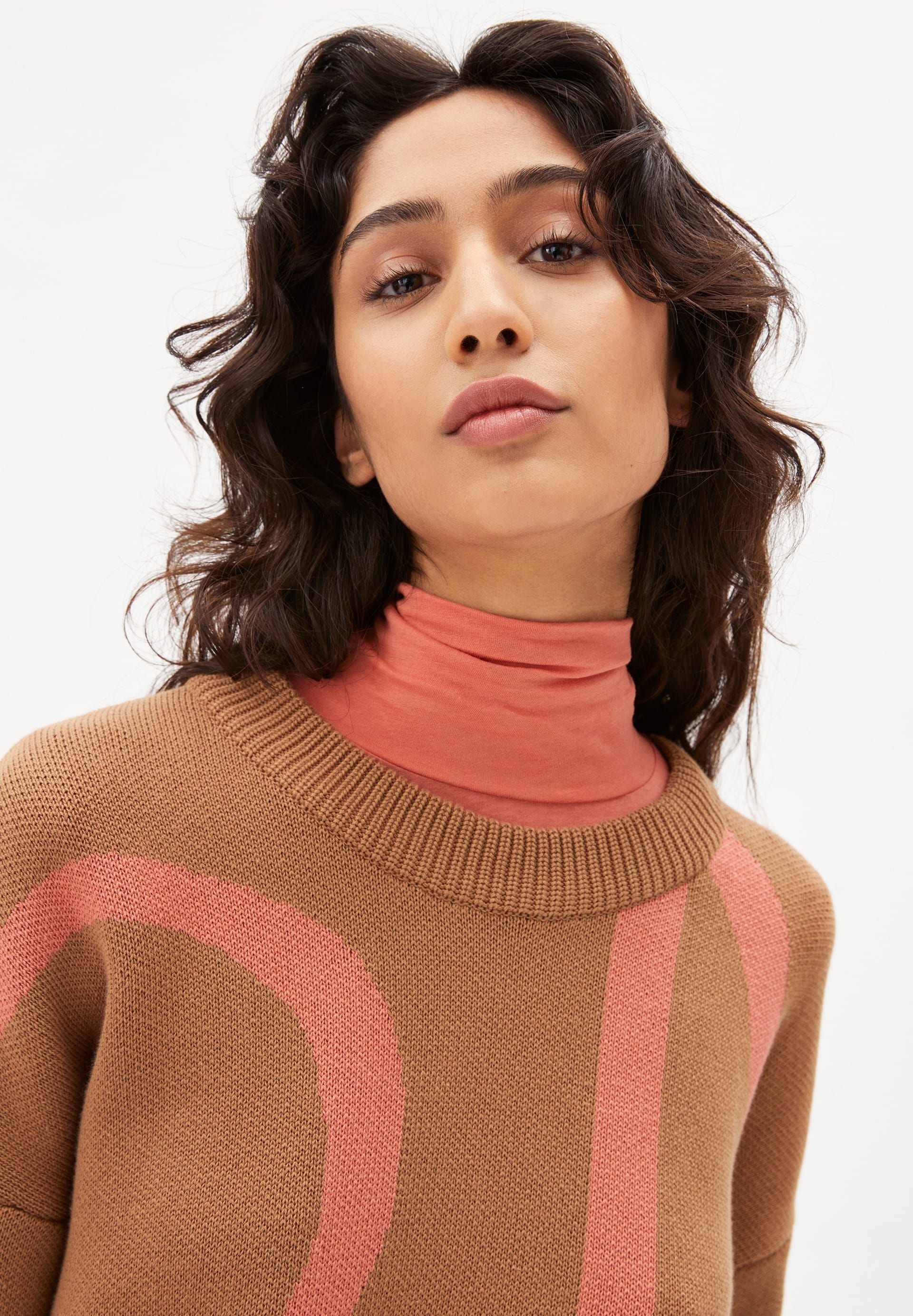 Pull bicolore en coton bio - maniaa logomania smoky almond-pink maple, Armedangels, photo 4