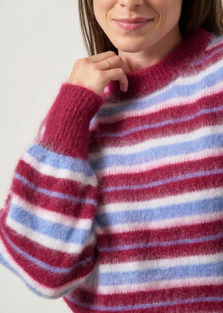 Himbeerrot und blau gestreifter Mohair-Pullover, getragen