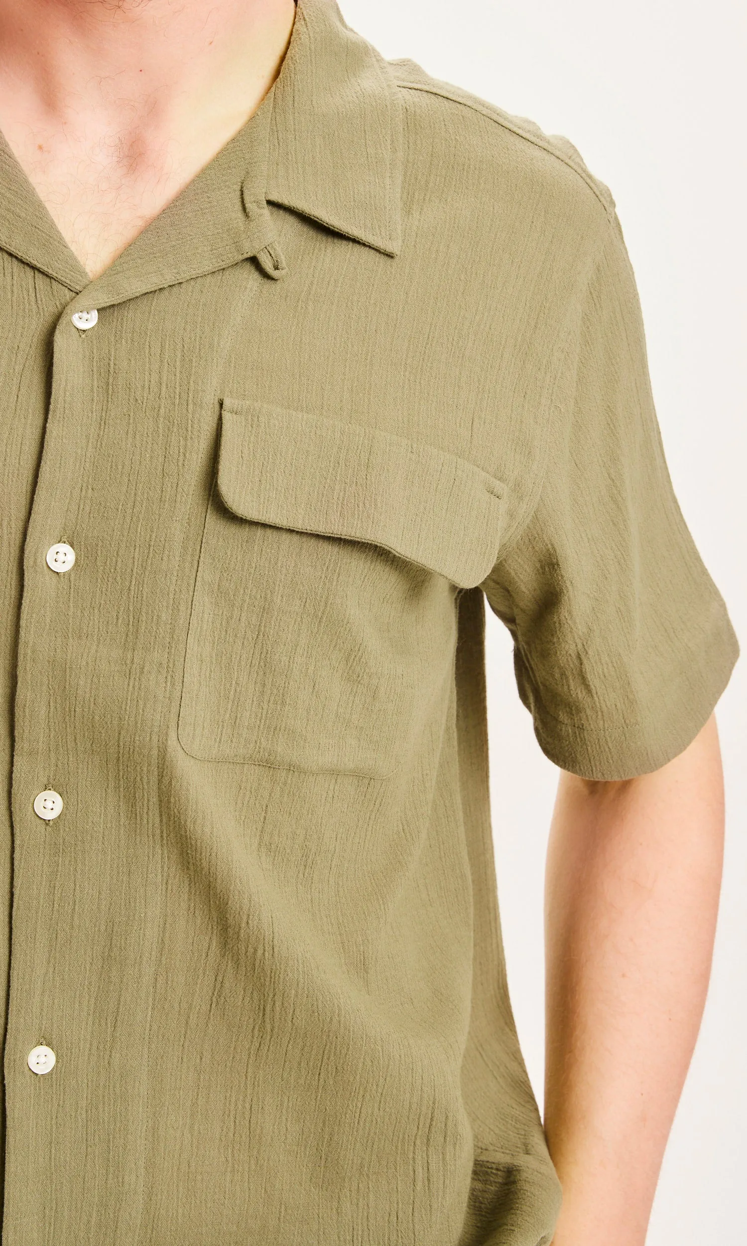 Chemise manche courte vert-olive en coton bio - wave crinkled shirt burned olive, Knowledge Cotton Apparel, photo 3