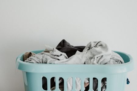 Fun fact : tous les vêtements de cette corbeille sont en fait propres, juste pas pliés | © Annie Spratt / Unsplash