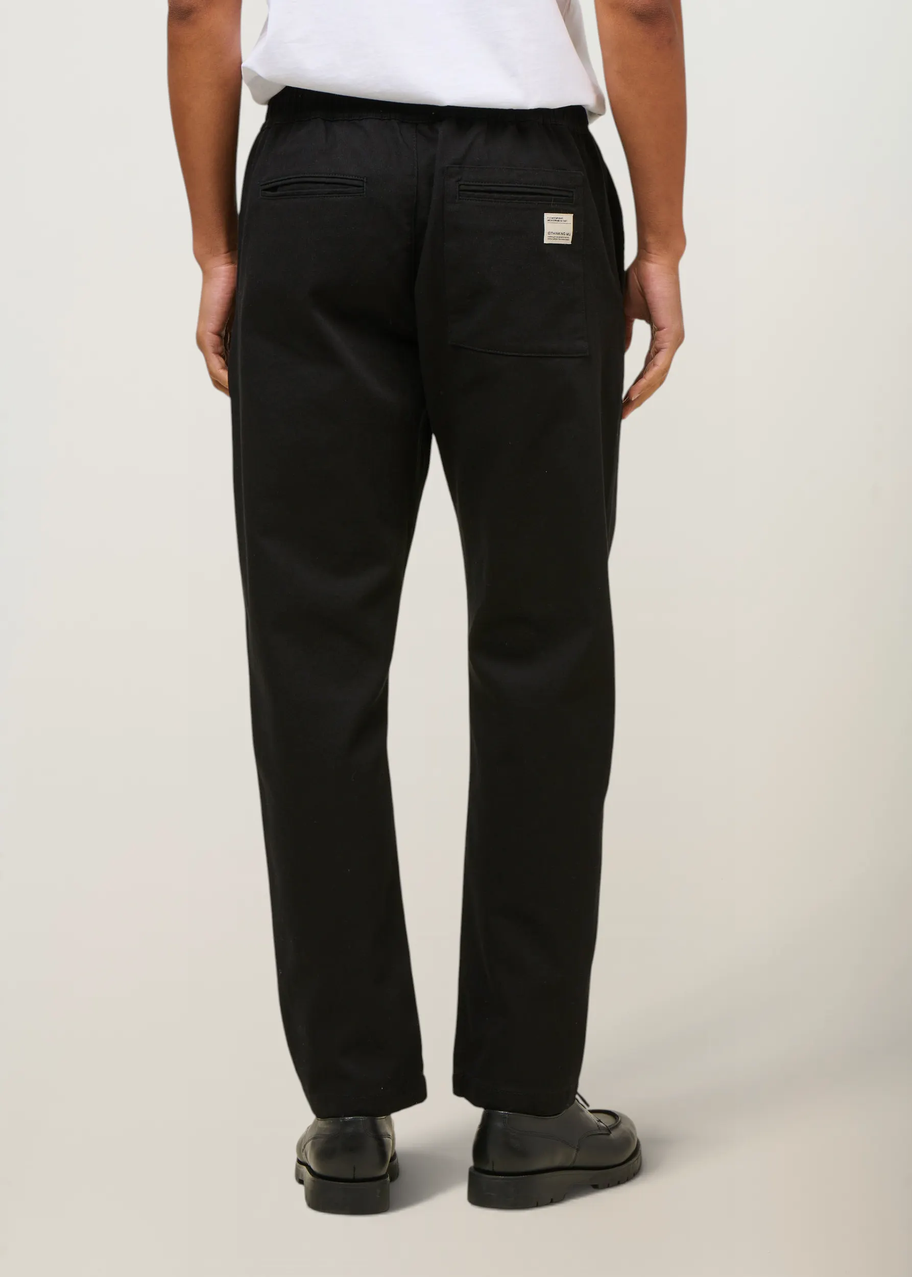 Pantalon droit en coton bio | noir "black travel pants", Thinking Mu, photo 3