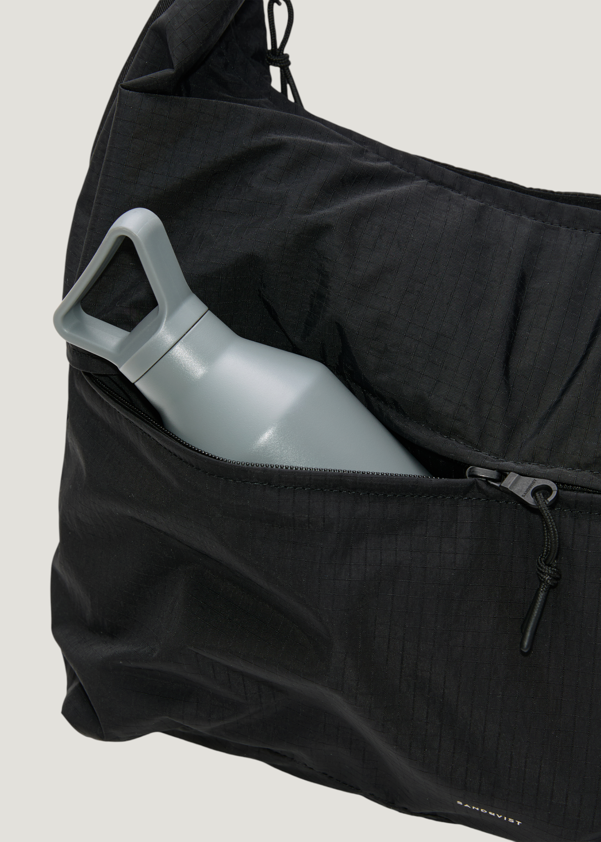 Sac bandoulière 20L en matière recyclée | noir "Grid shoulder bag - black", Sandqvist, photo 4