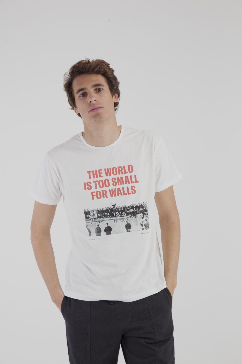 T-shirt imprimé blanc en coton bio - no walls berlin, Thinking Mu, photo 1