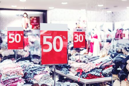 Vous aurez du mal à trouver ça dans une boutique de mode éthique par exemple&nbsp; |&nbsp; © Artem Beliaikin&nbsp;/&nbsp;Unsplash