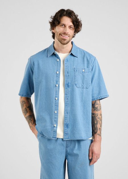 Chemise manches courtes denim en coton bio | bleu clair "skalhamn denim light blue"