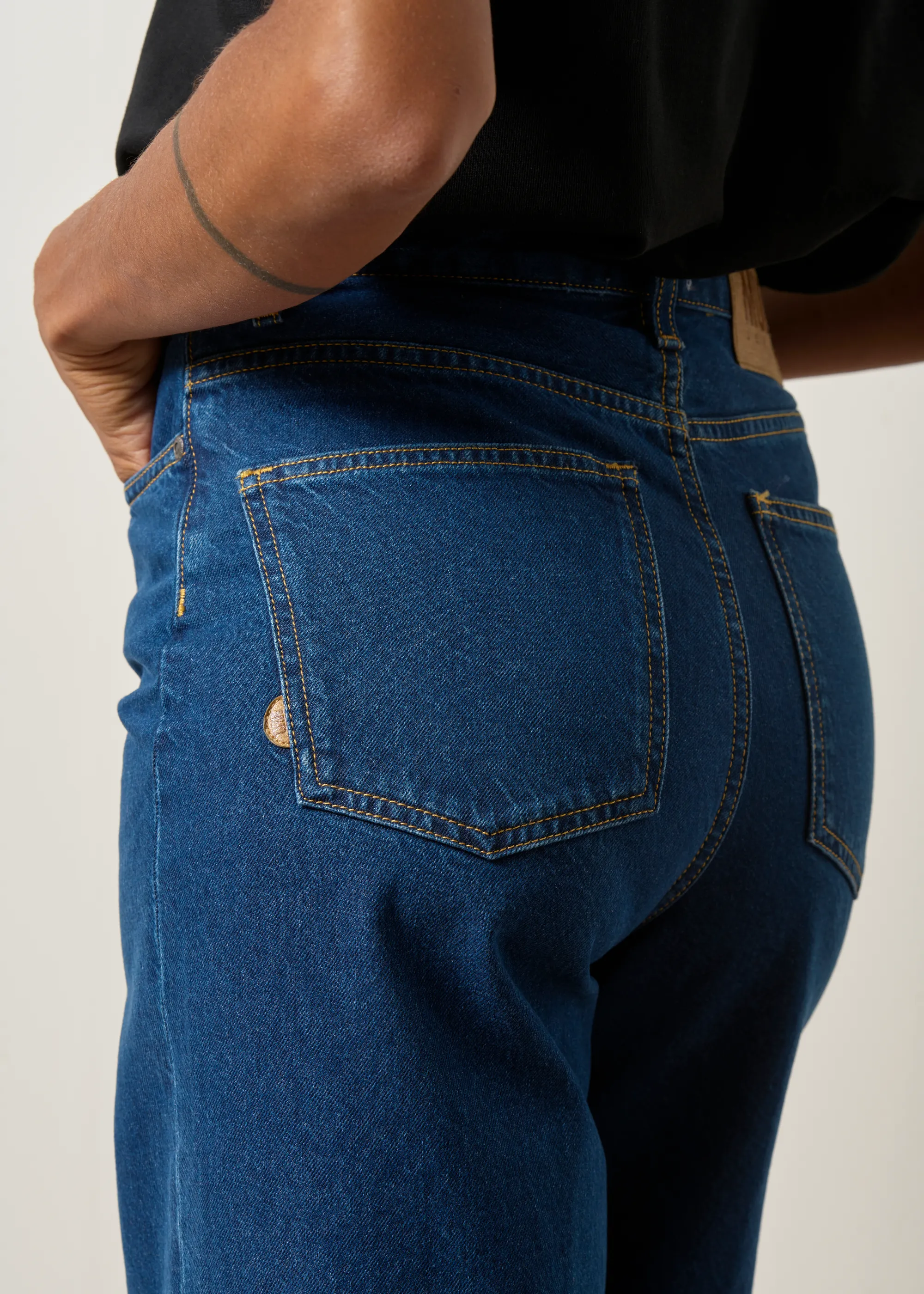 Jean wide leg en coton bio et recyclé | bleu foncé "sara high loose stone indigo", Mud Jeans, photo 2