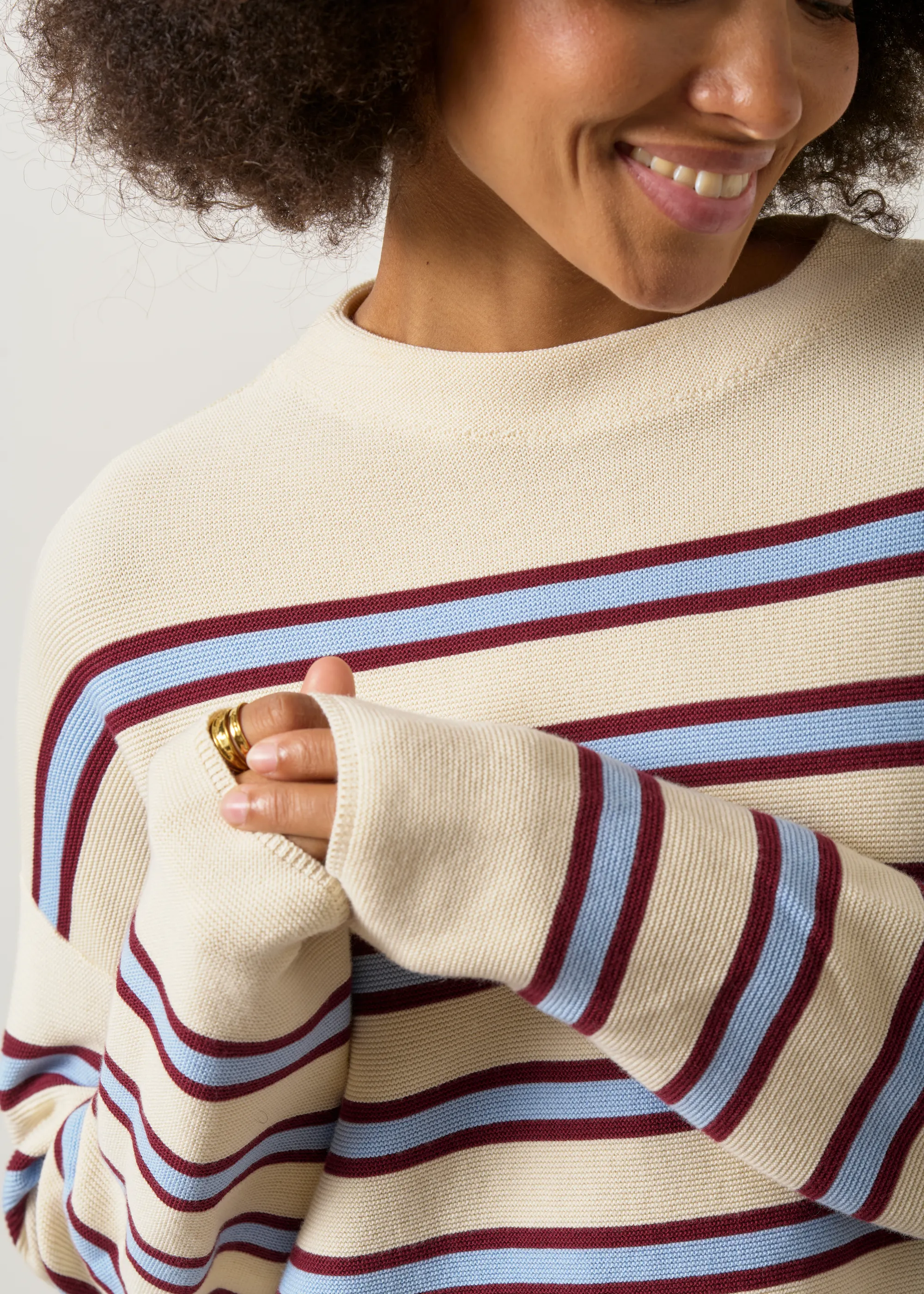 Pull tricot en coton bio | rayé "Merinaa striped knit sweater - oatmilk-velvet red-soft blue", Armedangels, photo 2