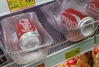 Non-sens numéro 4 : penser que le coca en canette est une denrée périssable qui nécessite plein de plastique