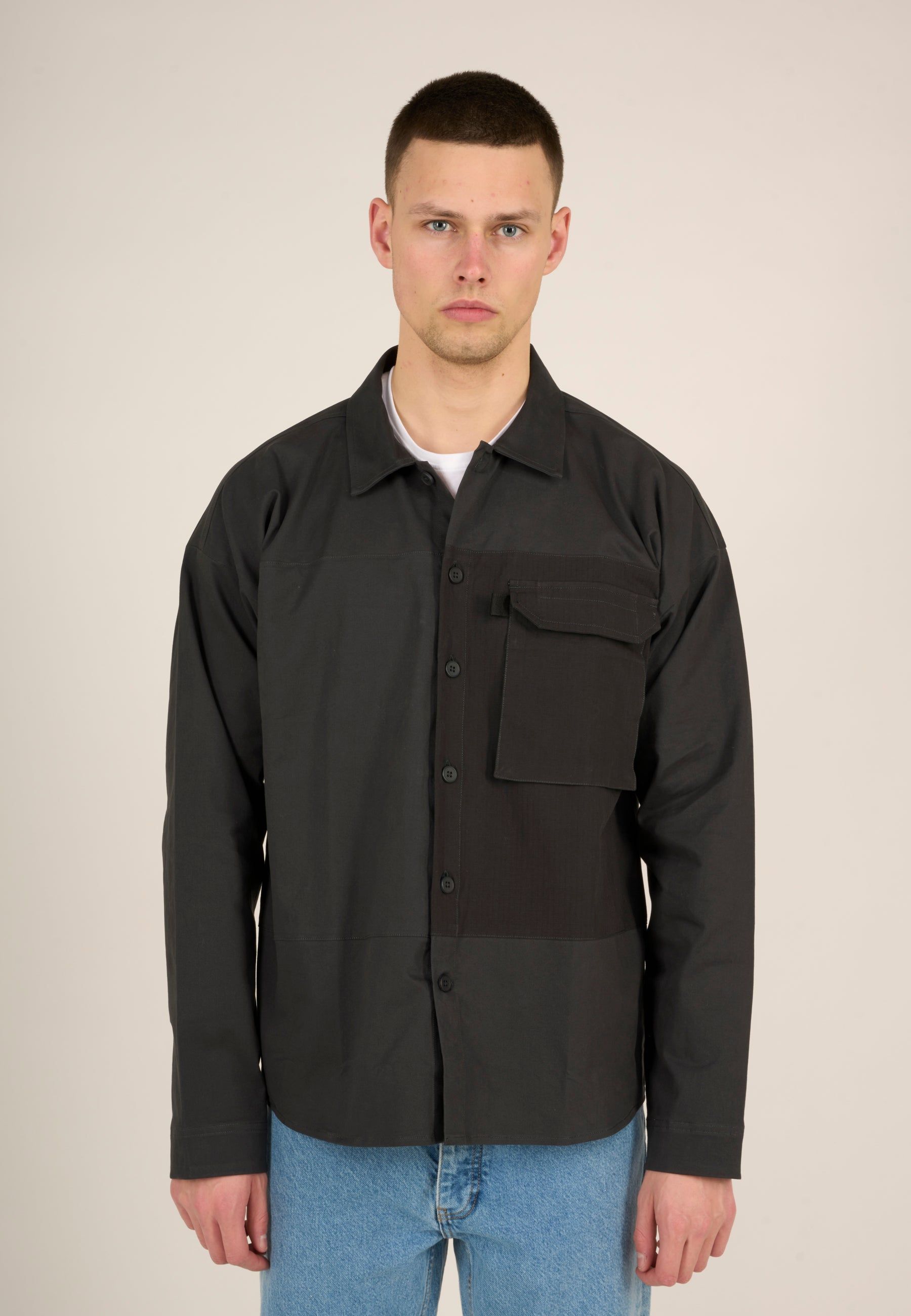 Overshirt mit Tasche in Schwarz aus Bio-Baumwoll-Twill - outdoor twill overshirt with contrast fabric phantom, Knowledge Cotton Apparel, Foto 1