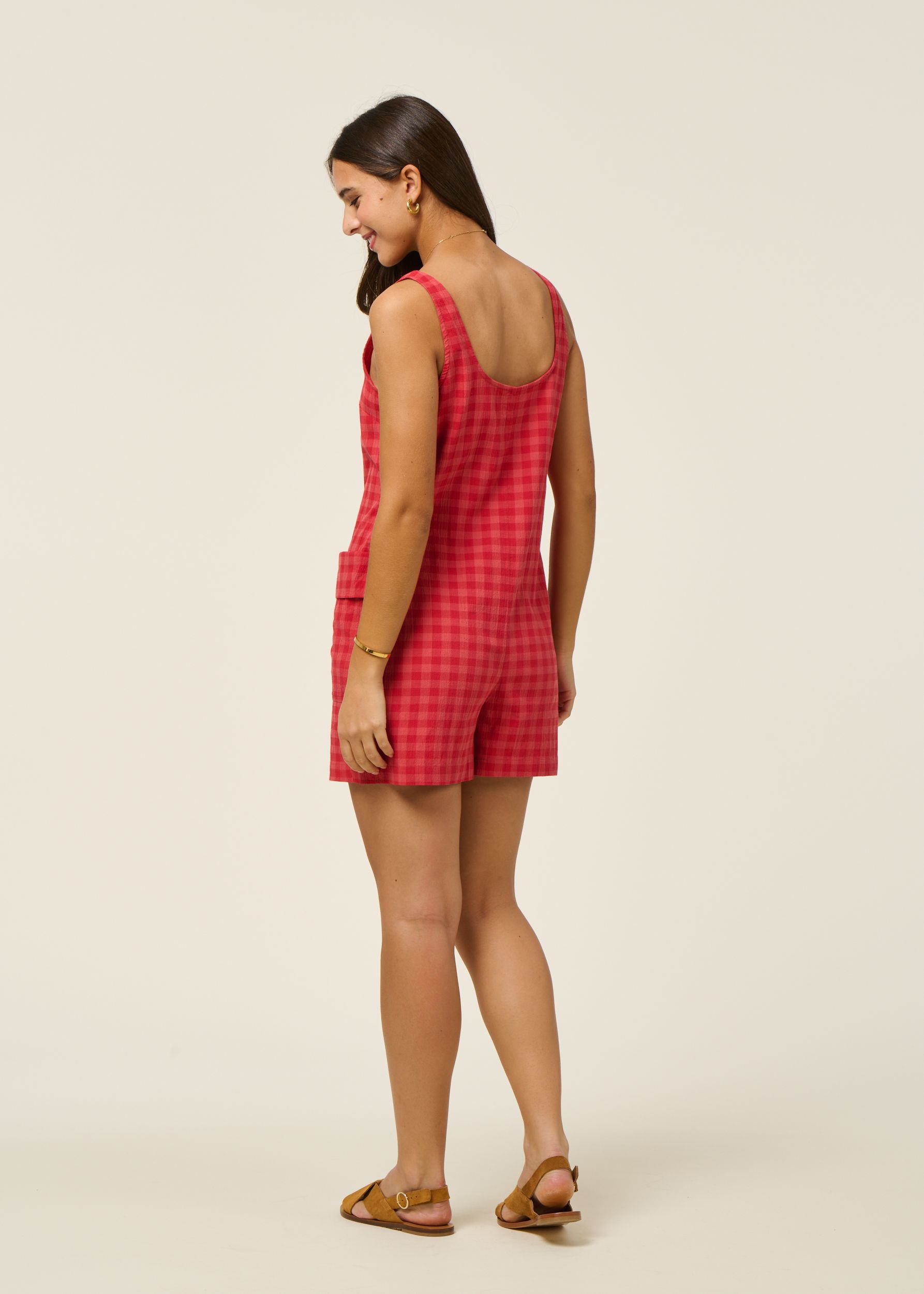 Kurzer Seersucker-Jumpsuit aus Bio-Baumwolle | Vichy Rot Rosa "red checks seersucker maud jumpsuit", Thinking Mu, Foto 3