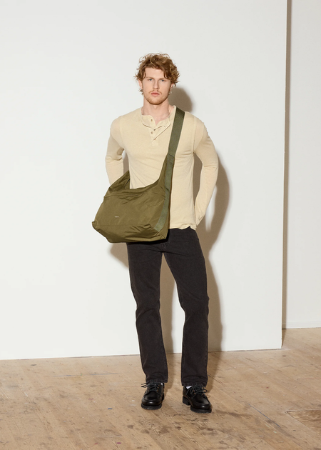 Umhängetasche 20L aus recyceltem Material | grün "Grid shoulder bag - olive", Sandqvist, Foto 6