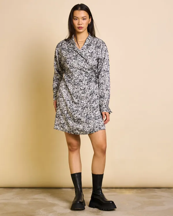 Robe portefeuille en cupro et ecovero | imprimé "ofelia nervous print black", Jan'n June