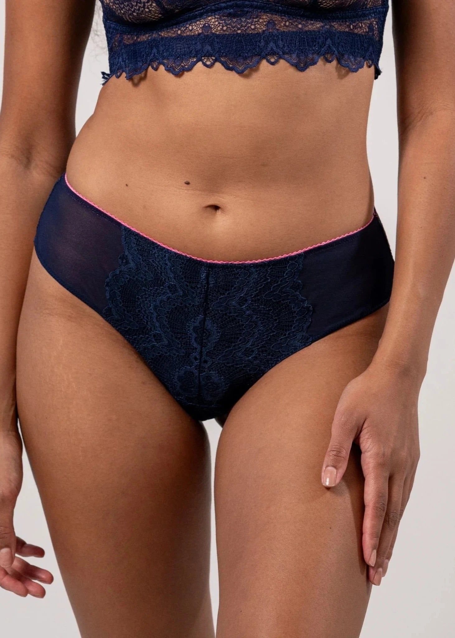 Spitzenslip aus recycelten Materialien | Marineblau "lace cheeky - navy/neon pink", Understatement, Foto 3