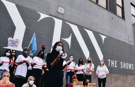 Des mannequins protestant contre l'exploitation des Ouighour.e.s à l'occasion de la Fashion Week de New York&nbsp;| © Instyle