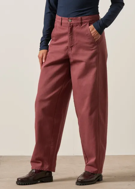 Pantalon ballon en coton bio | bordeaux "Barrel-leg pant - washed burgundy", Rotholz