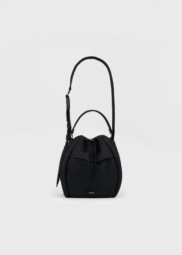 Sac bandoulière 7,5l en matière recyclé | noir "curve bucket bag - black", Sandqvist