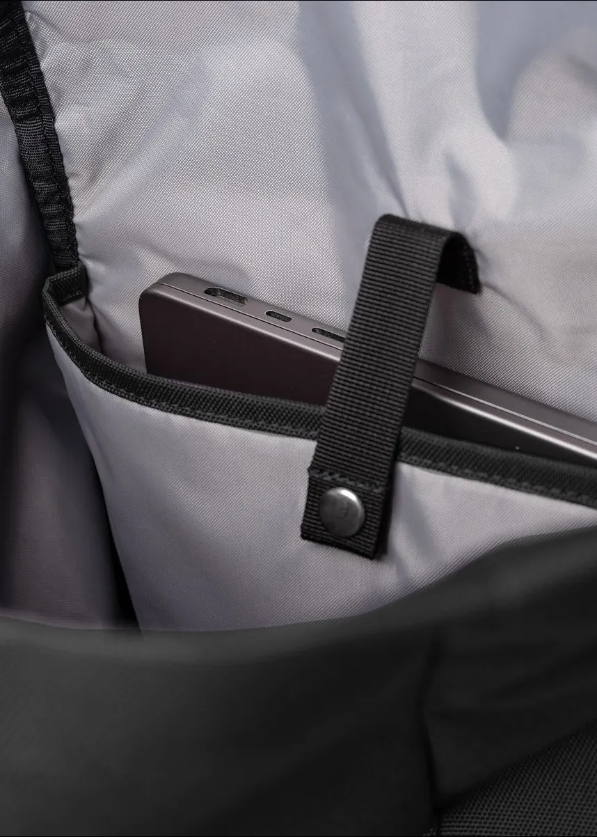 Sac à dos 26l en matières recyclées | noir "icon rolltop backpack l - black/ black with black leather", Sandqvist, photo 4