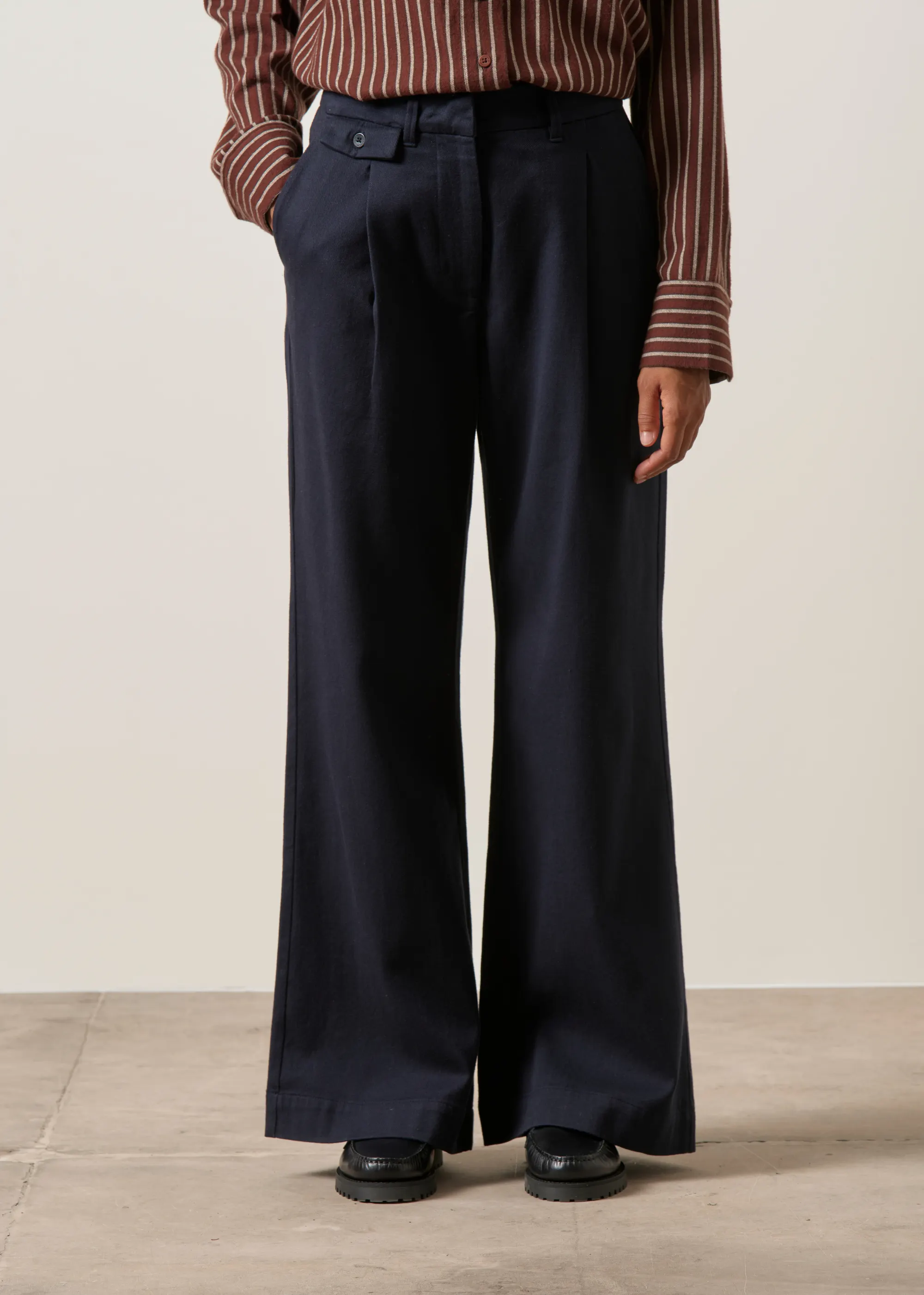 Pantalon ample à pince en coton bio | marine "Patricia", Thinking Mu, photo 1