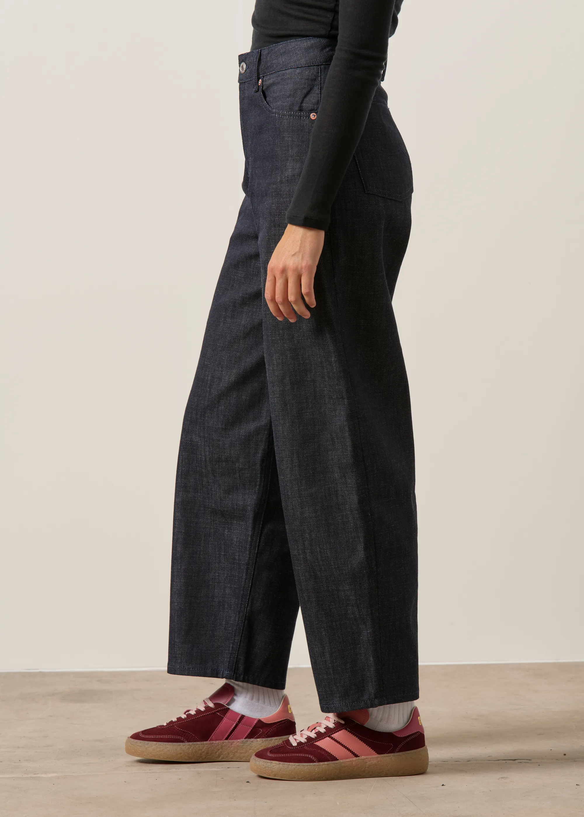 Jean ballon en coton bio | brut "leila suse dry", Kings of Indigo, photo 5