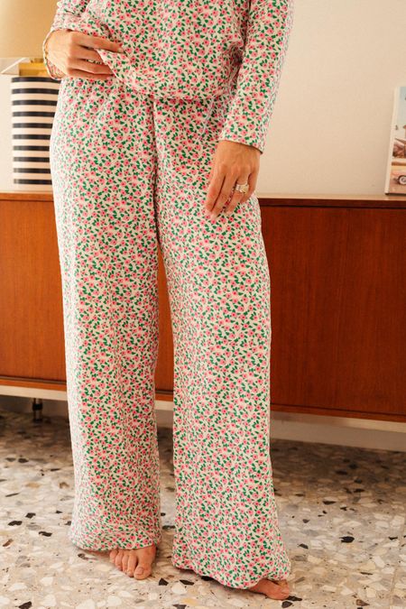 Langer Kuschel-Pyjama aus Bio-Baumwolle | Mini-Blumen Rosa, We Are Jolies, Foto 4