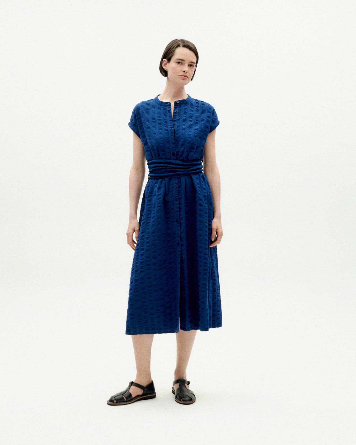 Robe midi ceinturée en coton bio | bleu "navy big seersucker gretel dress", Thinking Mu, photo 1