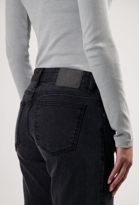 Jean droit en coton bio et recyclé | noir "Carry mid straight - black vintage" - Mud Jeans
