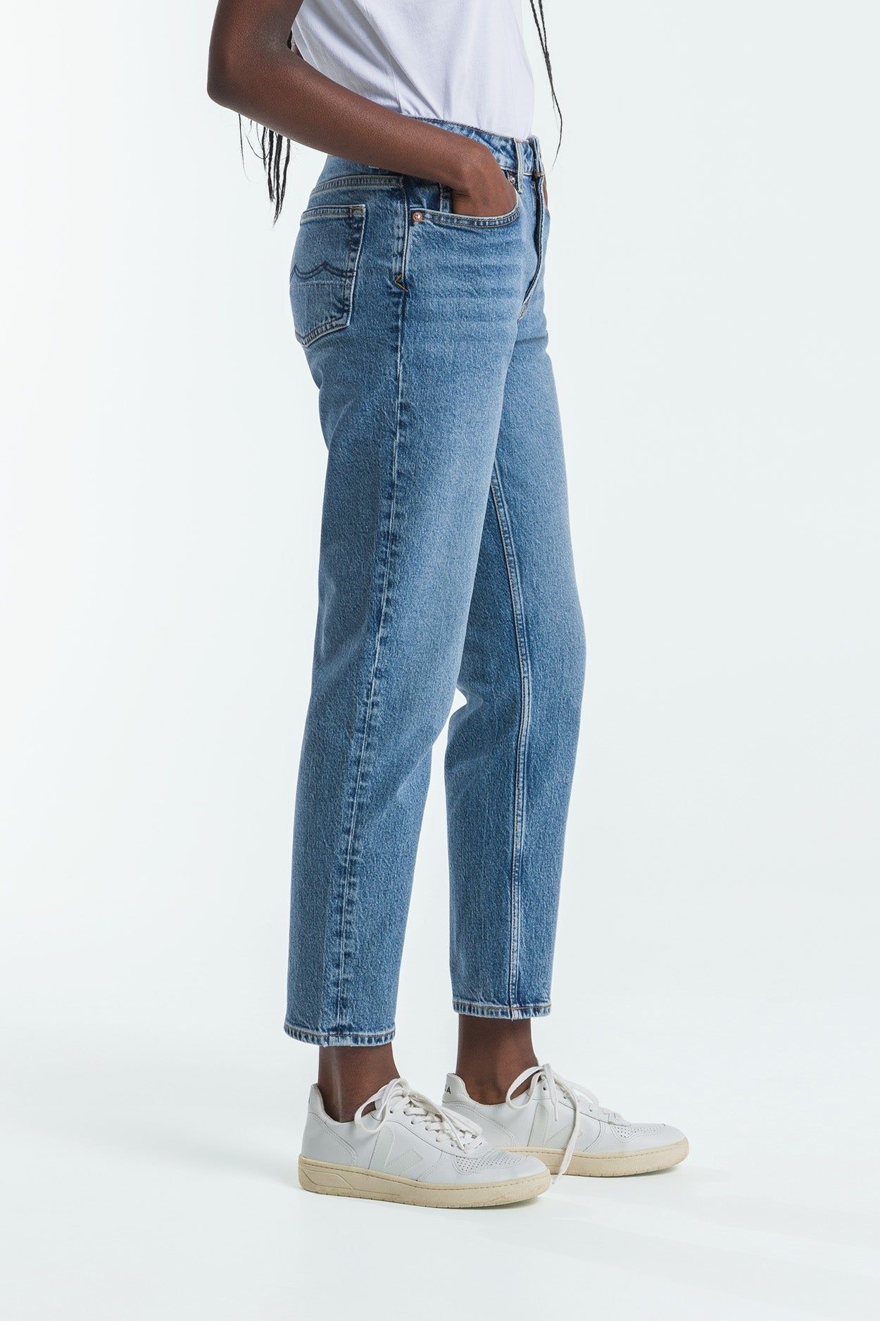Jean mom en coton recyclé | bleu "caroline cropped stretch - eco xavier blue marble", Kings of Indigo, photo 3