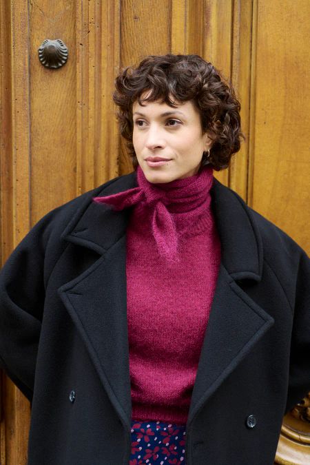 Dreieckstuch aus Mohair in Aubergine, getragen