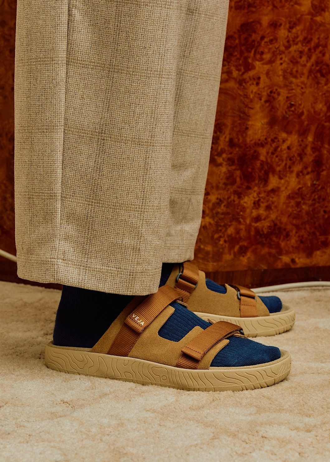 Sandalen aus Veloursleder | Braun "Arpoador - tent_cognac", Veja, Foto 4