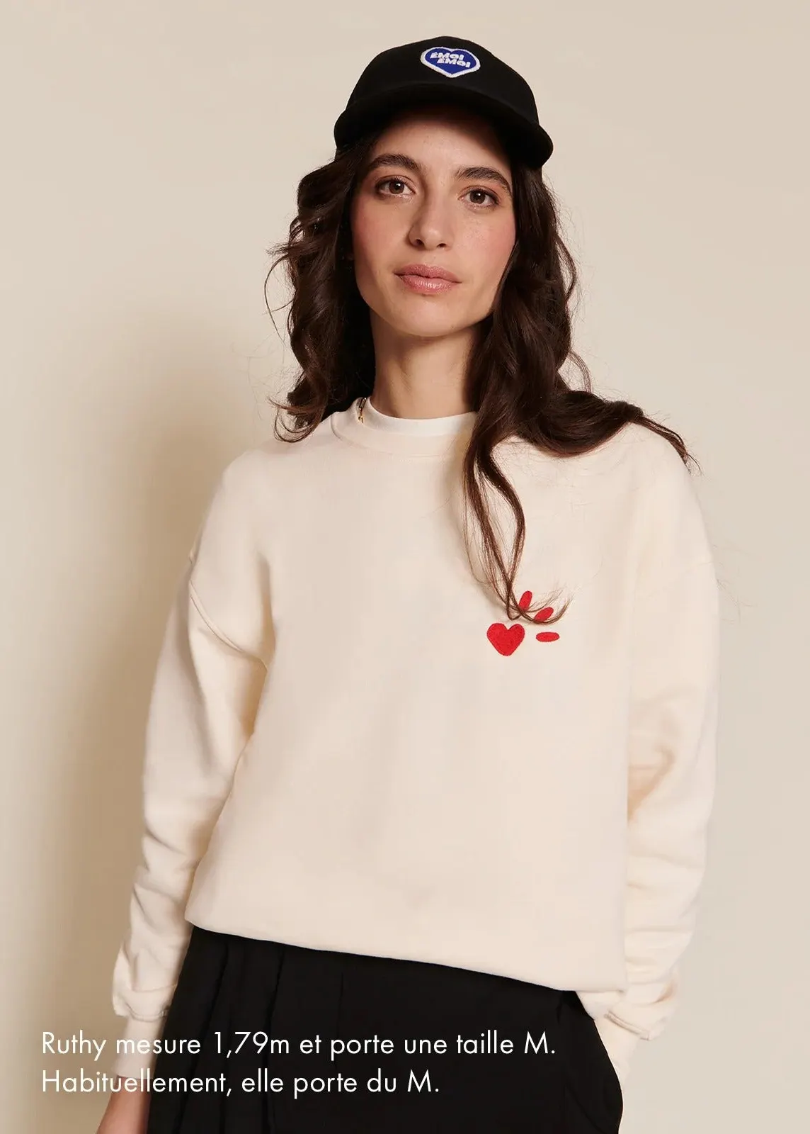 Sweat brodé en coton bio | crème "l'amour est déclaré", émoi émoi, photo 2