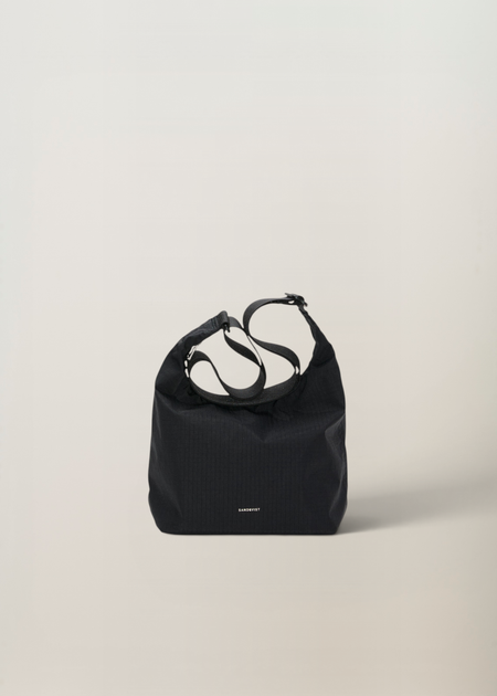 Sac bandoulière en matière recyclée | noir "Grid shoulder bag mini - black" - Sandqvist
