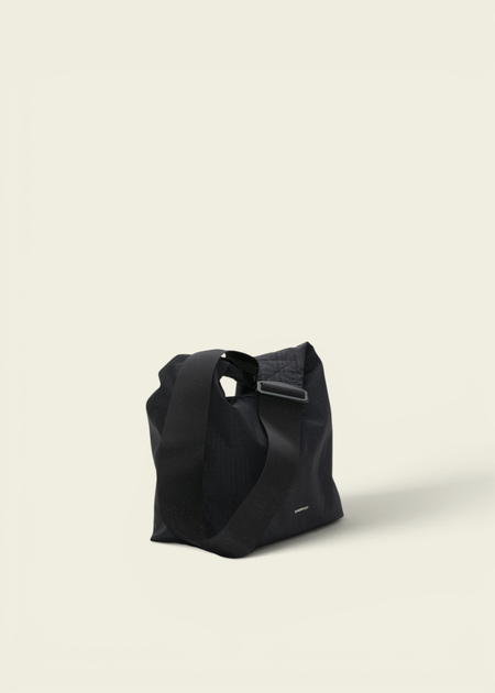 Sac bandoulière en matière recyclée | noir "Grid shoulder bag mini - black" - Sandqvist