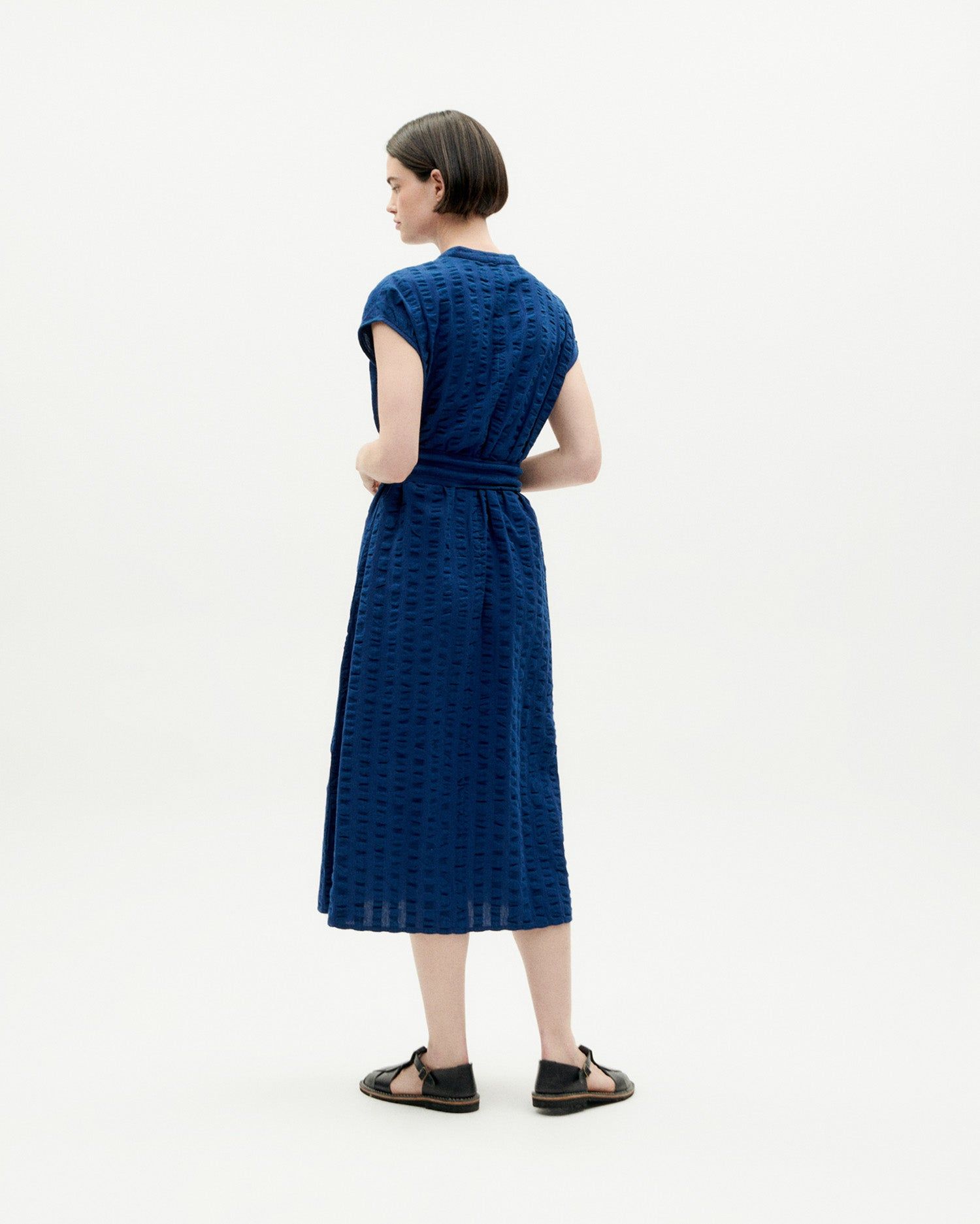 Robe midi ceinturée en coton bio | bleu "navy big seersucker gretel dress", Thinking Mu, photo 3