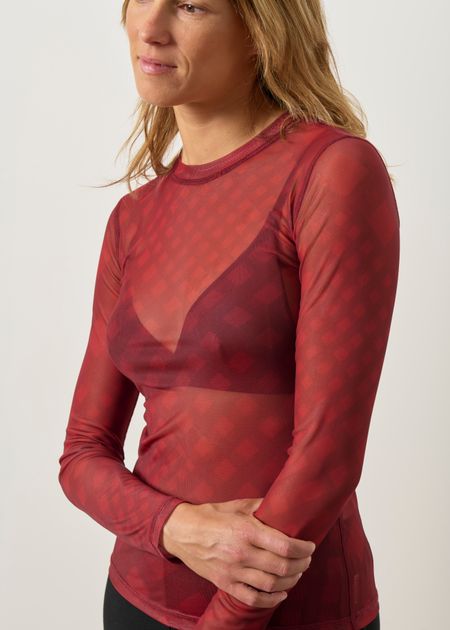Top manches longues transparent en matières recyclées | rouge "Noir print red tere top - red" - Thinking Mu