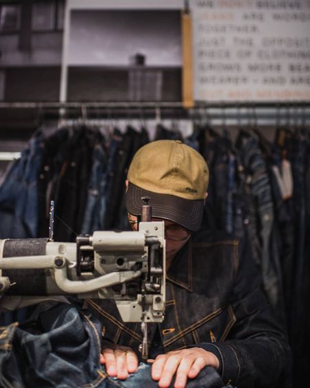 Atelier de réparation Nudie Jeans.
