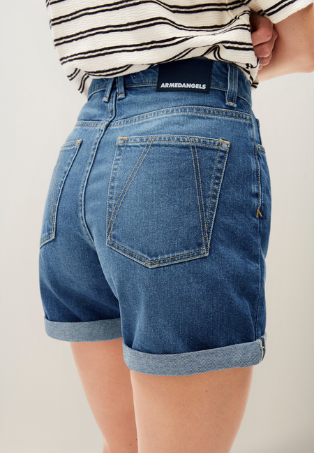 Short en jean en coton recyclé | bleu délavé "sheaari wavy blue" - Armedangels