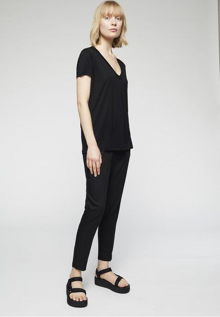 T-shirt col v noir en tencel - juliaa, Armedangels, photo 3