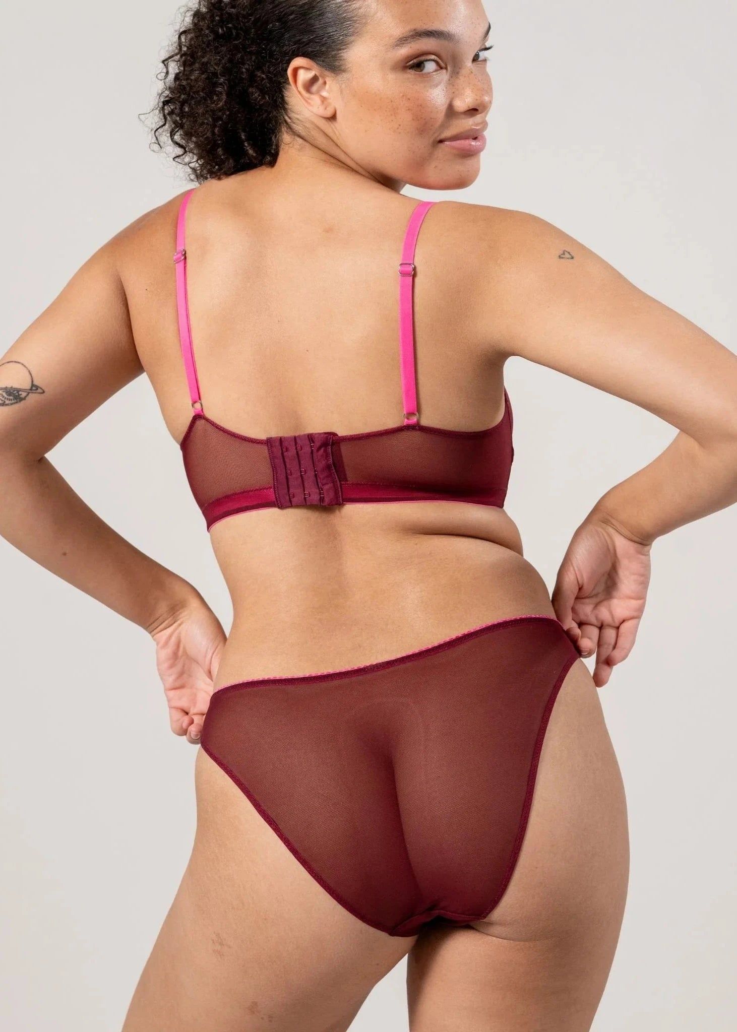 Slip aus recycelten Materialien | Rot "mesh bikini briefs - burgundy/neon pink", Understatement, Foto 4