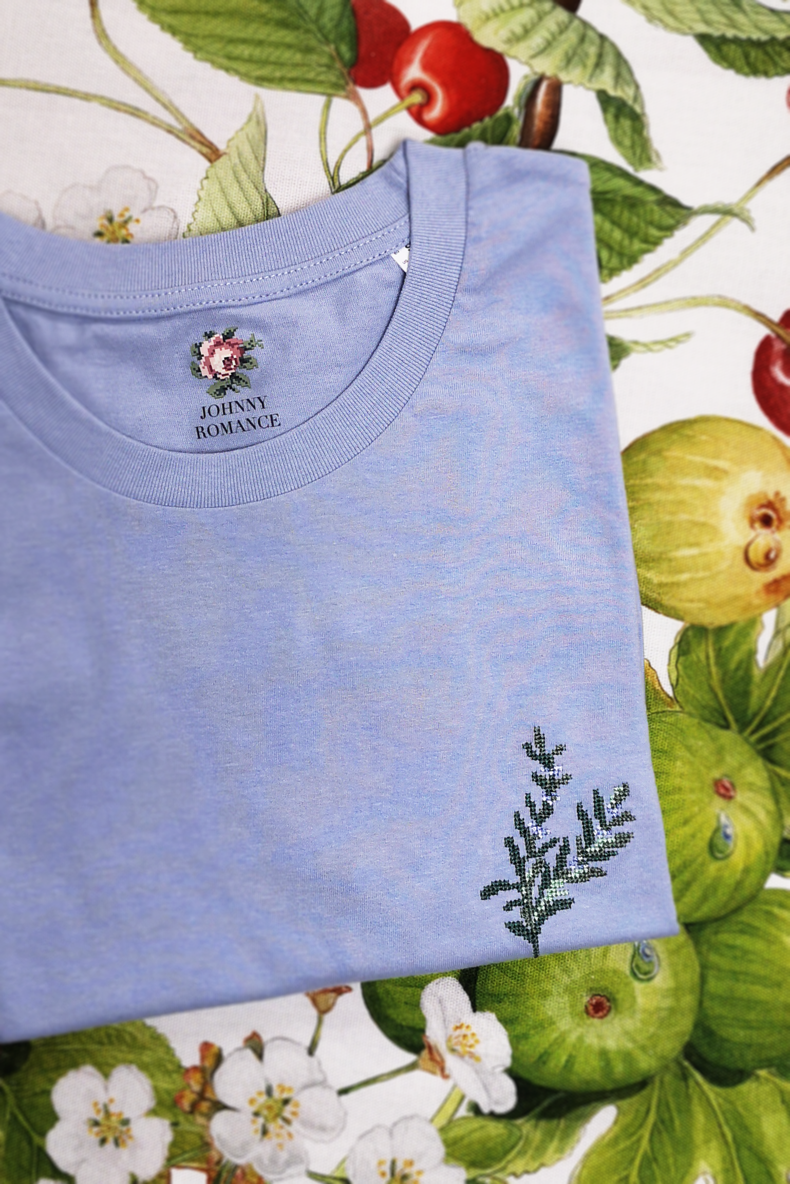 T-shirt bleu pastel brodé en coton bio - romarin bleu pastel, Johnny Romance, photo 1
