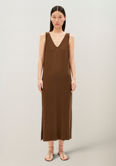 Robe longue en tencel | marron "Sleeveless jersey midi dress - dried palm" - Armedangels