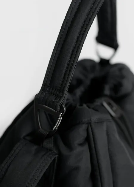 Sac bandoulière 7,5l en matière recyclé | noir "curve bucket bag - black", Sandqvist, photo 6