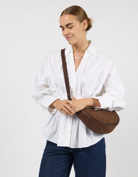 Sac à bandoulière en cuir suède certifié | chocolate-suede "leo midi crossbody strap - chocolate suede" - O My Bag