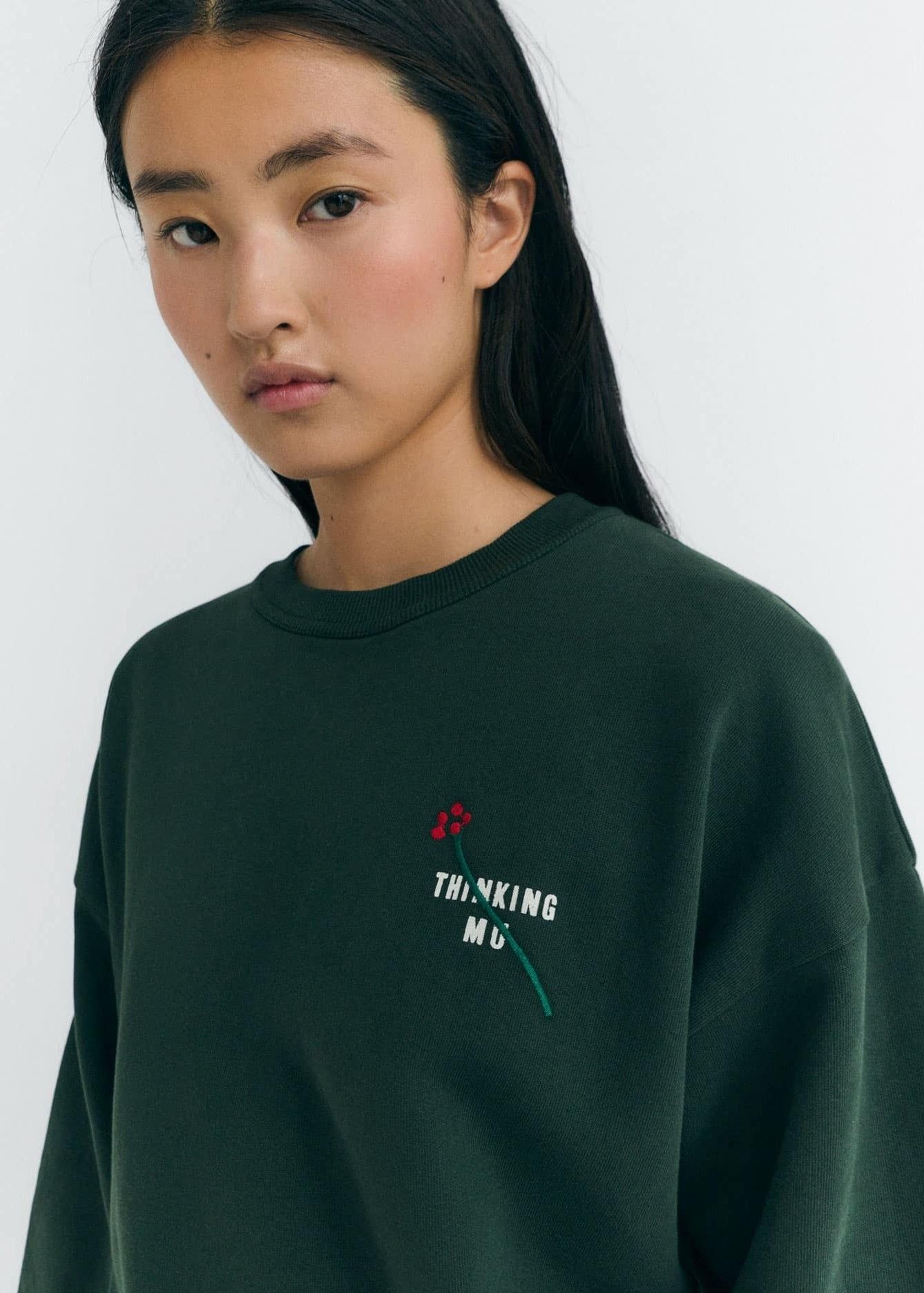 Sweatshirt brodé en coton bio | vert "flower tm bottle green jodie sweatshirt - green", Thinking Mu, photo 2