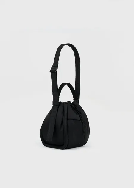 Sac bandoulière 7,5l en matière recyclé | noir "curve bucket bag - black", Sandqvist, photo 4