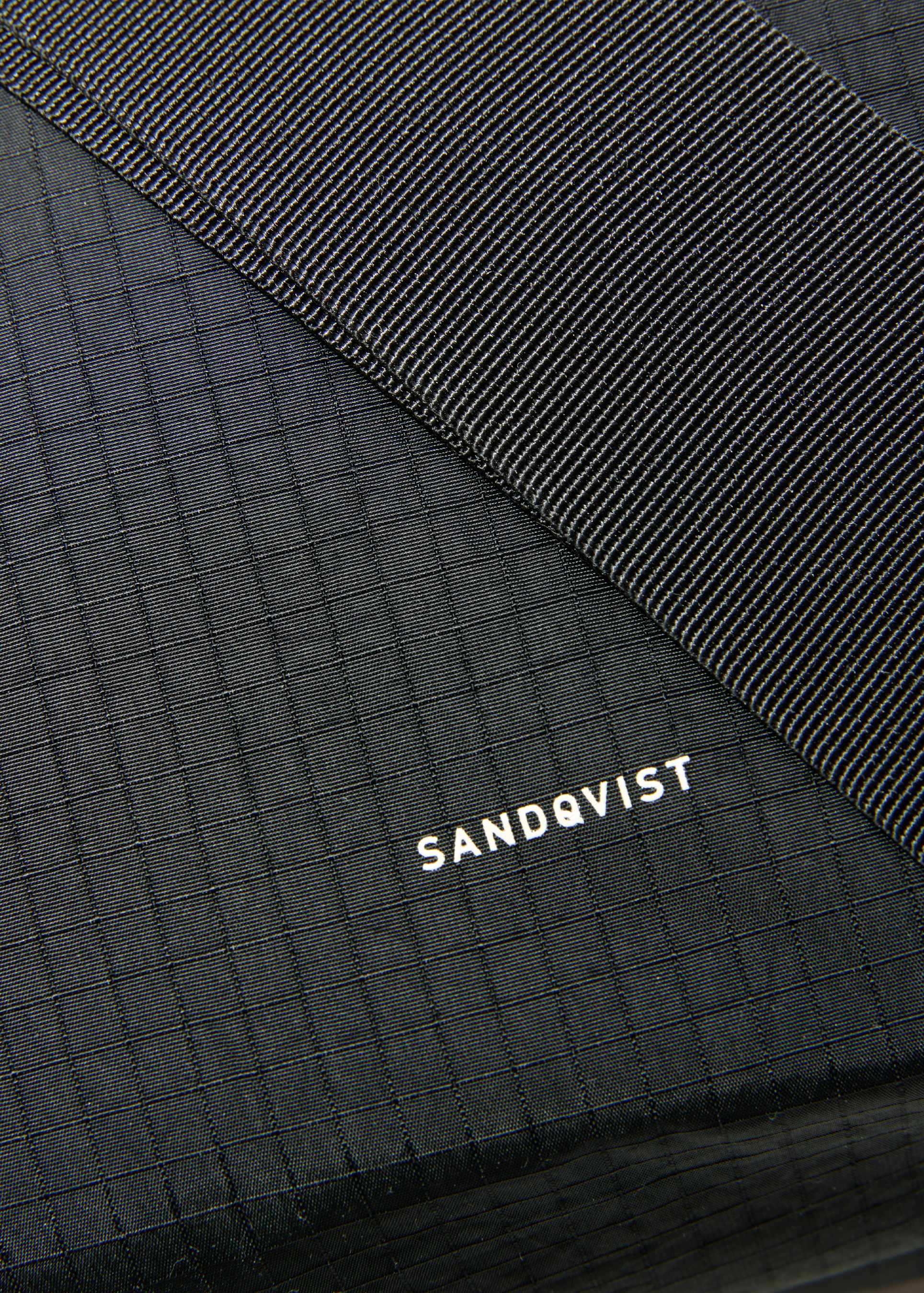 Sac bandoulière 5L en matière recyclée | noir "Grid shoulder bag mini - black", Sandqvist, photo 4
